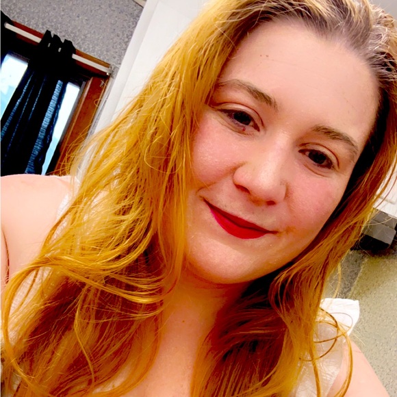 Meet your Posher, Alexis - Picture 1 of 2